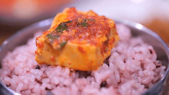 매운 두부가 올려진 흑미밥