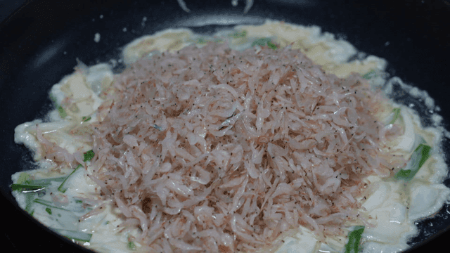 팬에서 준비되는 새우전