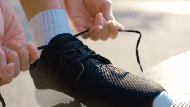 신발끈을 묶는 남성