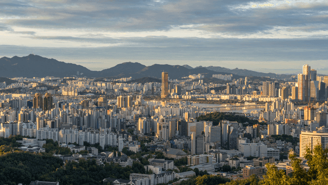 밤에서 낮으로 바뀌는 도심