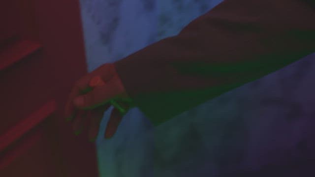 문 여는 걸 망설이는 사람