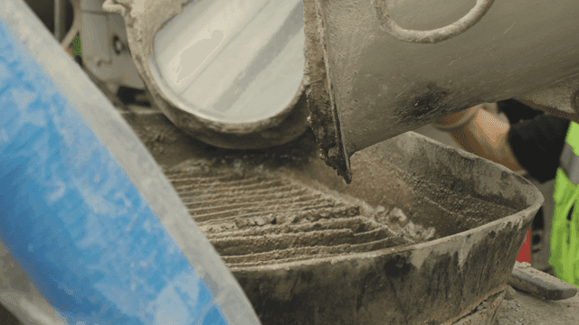 건설 현장의 콘크리트 믹서 트럭