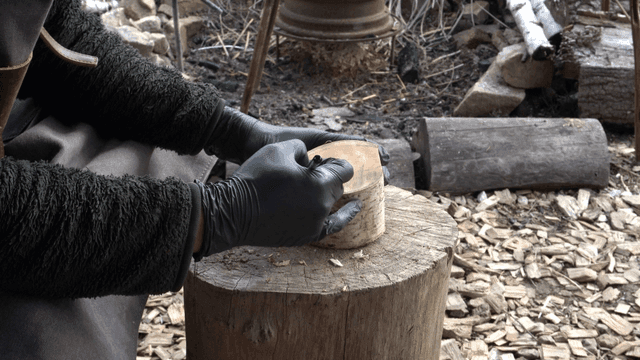 통나무 위에서 작업 준비를 하는 장인