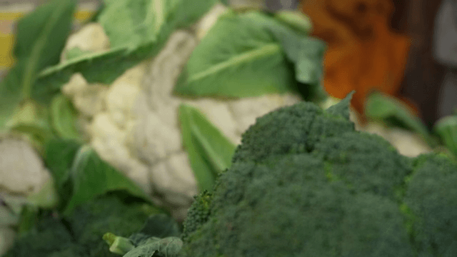 신선한 브로콜리와 콜리플라워 진열