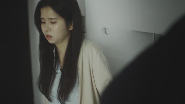 걱정스러운 표정으로 방 안을 돌아다니는 여자