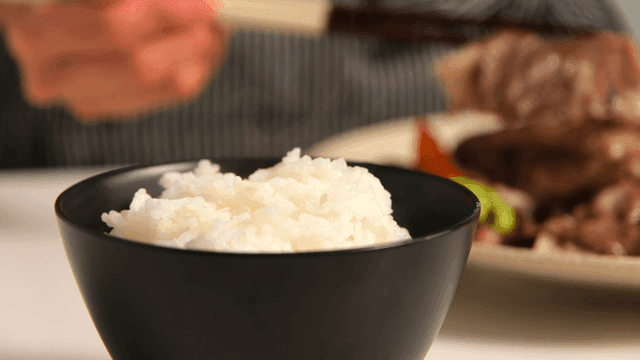 Hot rice and grilled beef in bowl