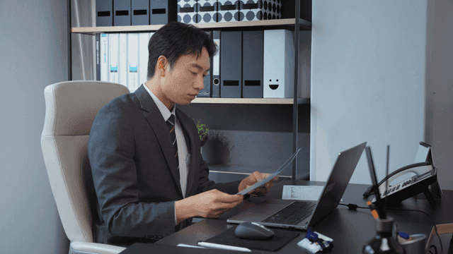 사무실 책상에서 일하는 사업가