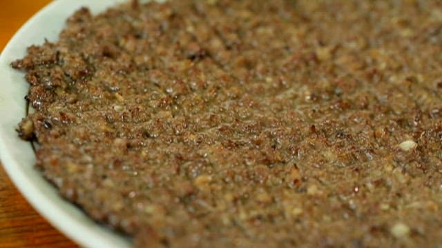 접시에 있는 석쇠불고기