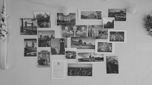 다양한 여행 사진으로 장식된 벽