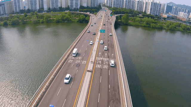 도시의 강 위에 있는 분비는 다리