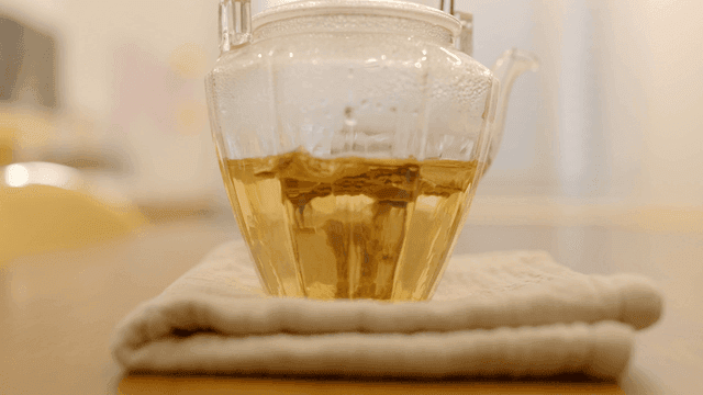 Glass teapot for brewing tea