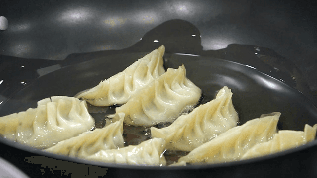 기름에 만두를 굽는 장면