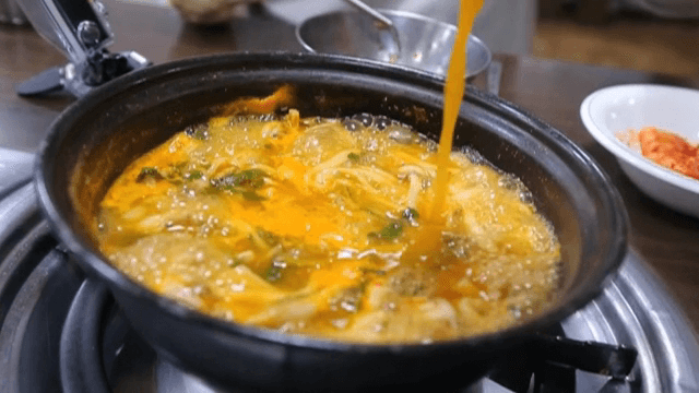 냄비에서 끓고 있는 버섯 칼국수