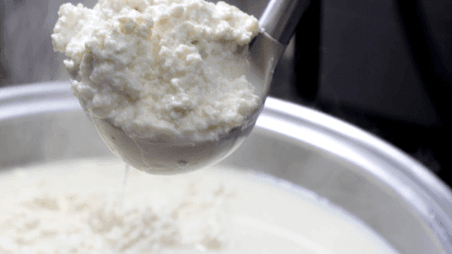 국자로 떠지는 부드러운 순두부