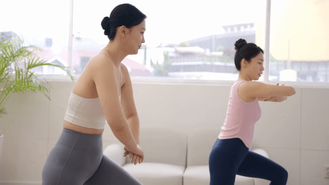 실내에서 요가를 하는 두 여성