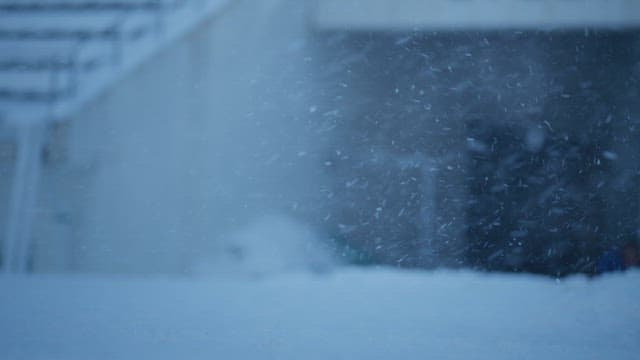 눈보라 치는 야외의 스키 장비