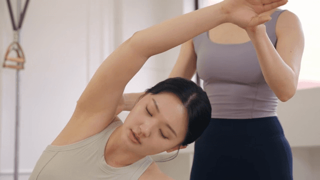 실내에서 필라테스를 하는 여성