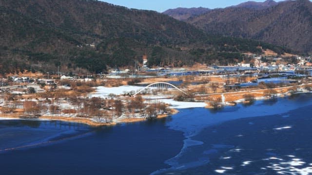 강변 마을의 겨울 풍경