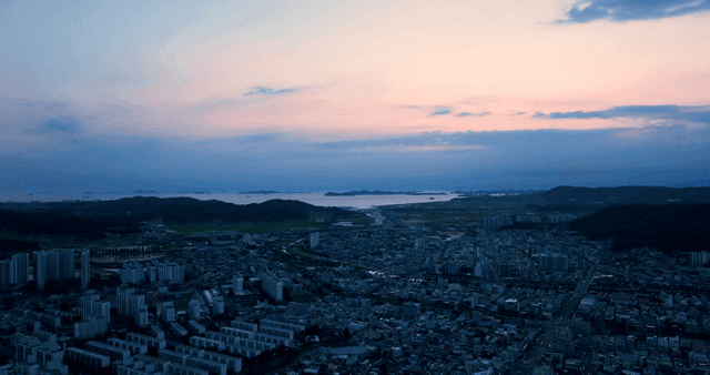 고요한 하늘 아래 저녁 도시 풍경