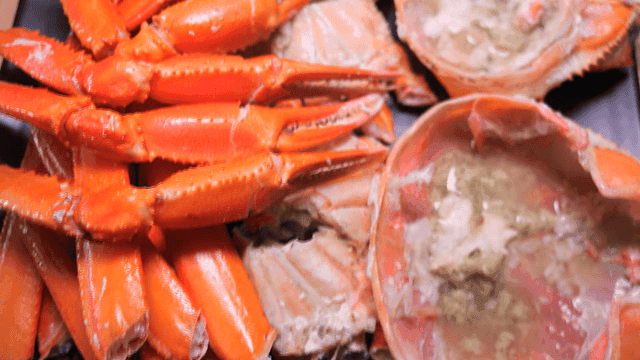 Fresh steamed snow crab filling plate