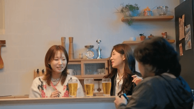 함께 맥주를 마시며 대화를 나누는 친구들