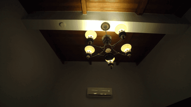 샹들리에와 에어컨이 있는 천장