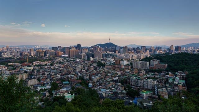 낮에서 밤으로 변하는 번화한 도시 스카이라인