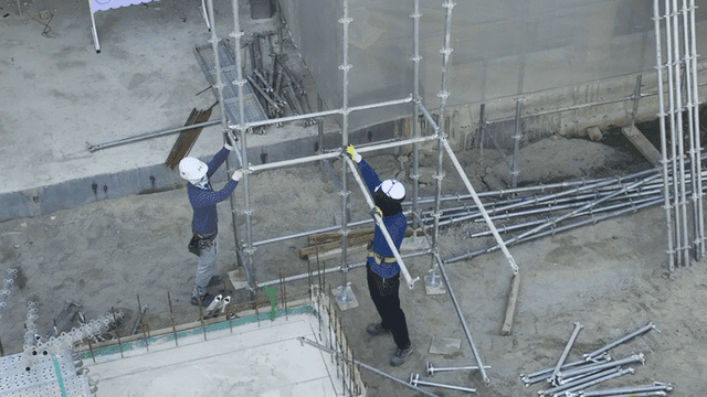 비계를 조립하는 건설 작업자들