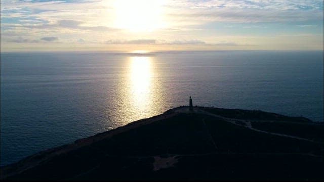 광활한 바다를 비추는 일몰