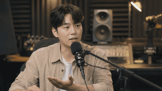 스튜디오에서 마이크에 대고 말하는 남자