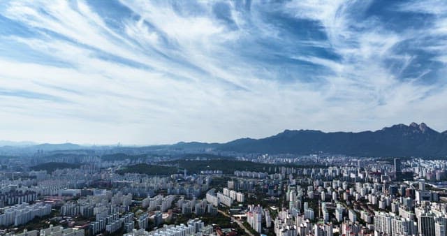 멀리 산이 보이는 도시 전경