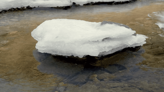 얼음으로 덮인 바위가 있는 강