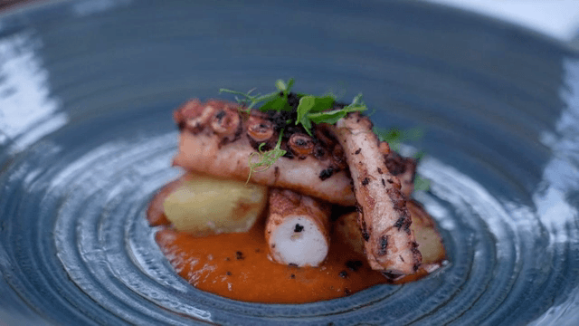 소스와 장식이 있는 구운 문어