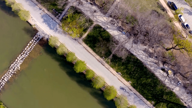 강과 산책로의 항공 뷰