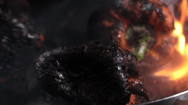 불꽃 위에서 구워지는 파프리카