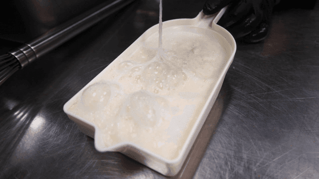 주방 조리대 위 강판에 담긴 걸쭉한 간 마