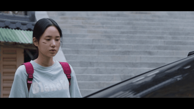 차로 향하는 어두운 표정의 여성