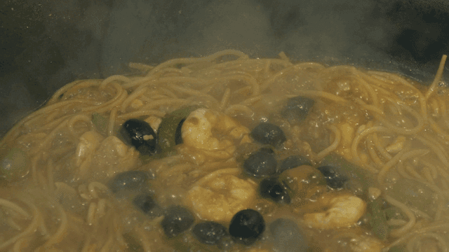 뜨겁게 끓는 올리브와 새우가 들어간 파스타