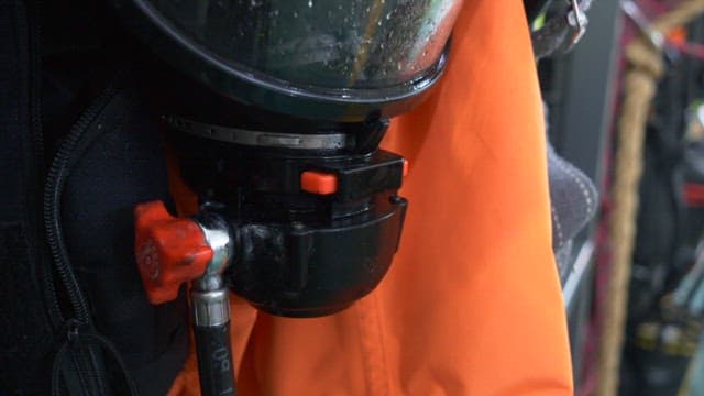 소방관들이 착용하는 마스크와 주황색 소방복