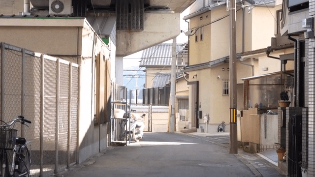 조용한 골목을 지나가는 분홍색 기차