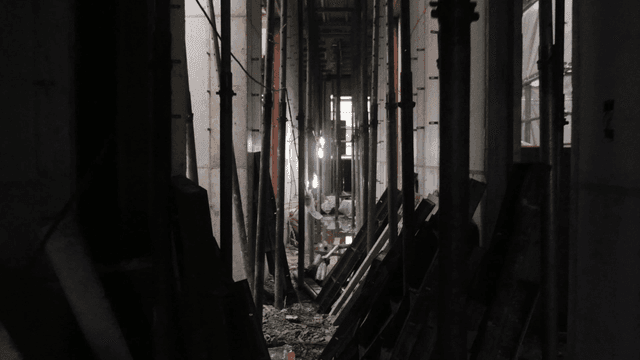 어두운 건설 현장 복도