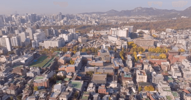 산이 보이는 도시 전경