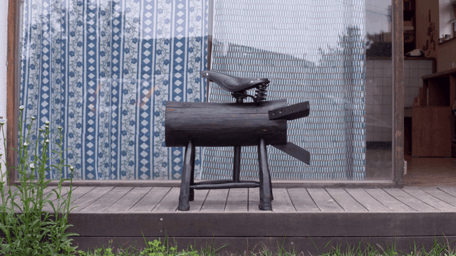 현관에 있는 나무 조각상