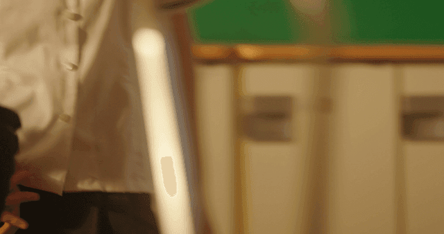 친구의 손을 뿌리치며 나가는 학생