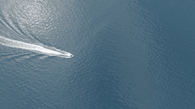 바다가 펼쳐진 곳을 달리는 보트