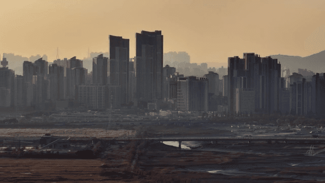 해질녘의 고층 건물이 있는 도시 스카이라인