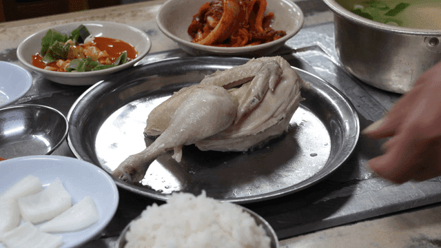 반찬과 함께한 닭백숙 상차림