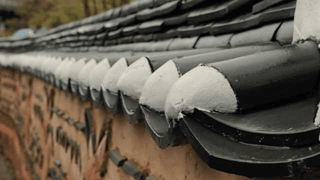 전통 한국 기와의 세부 모습