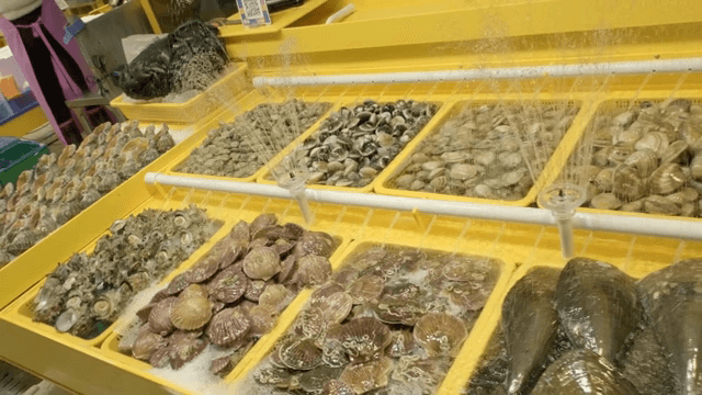 시장에 진열된 다양한 해산물