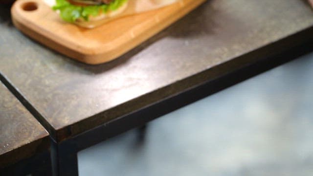 감자튀김, 샐러드와 함께한 베이컨 치즈버거